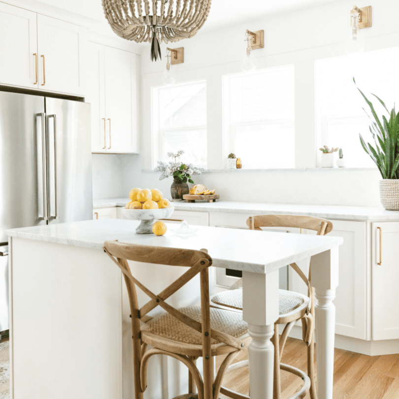 一个厨房岛被变成一个小厨房桌子