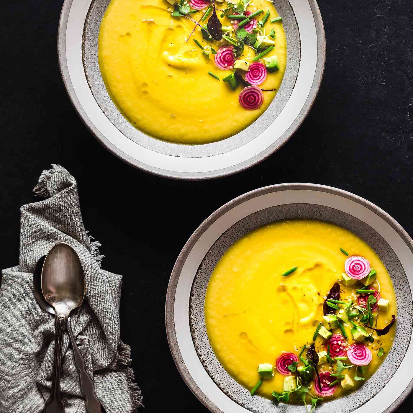 金色的甜菜西班牙凉菜汤