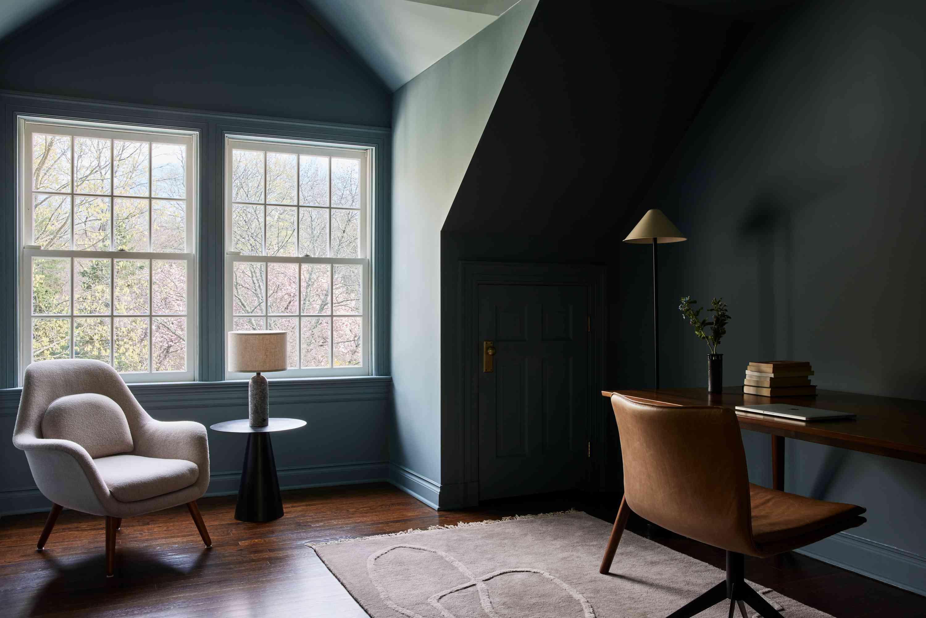 康涅狄格州农舍家庭旅游 - 他的办公室有蓝色的墙壁和皮革桌椅