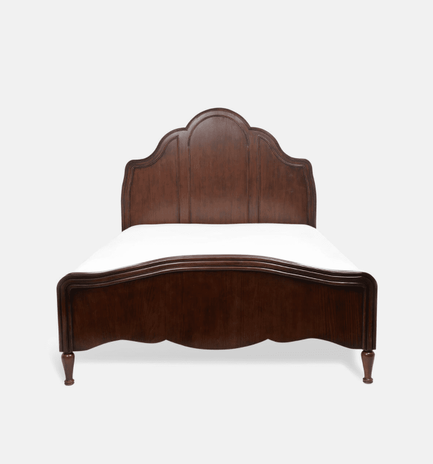 一个大型木制床框架