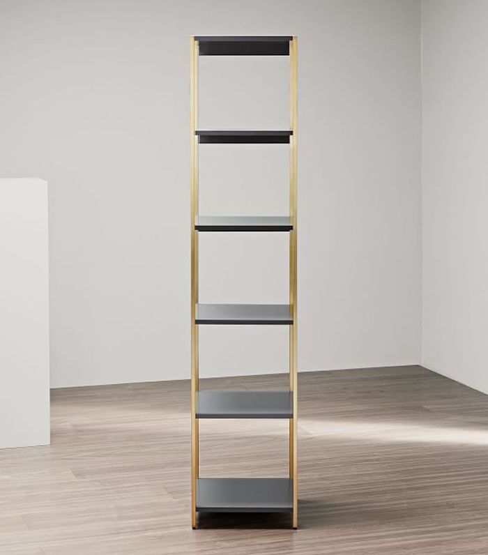 西榆树书店的一个狭窄的书架