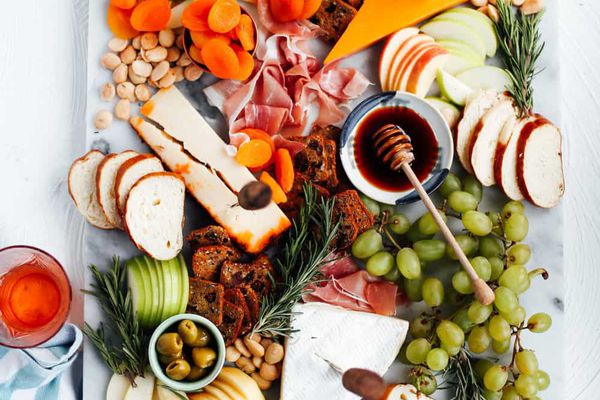 如何储存奶酪 - 自制芝士用葡萄，咸衣，切达干酪和苹果