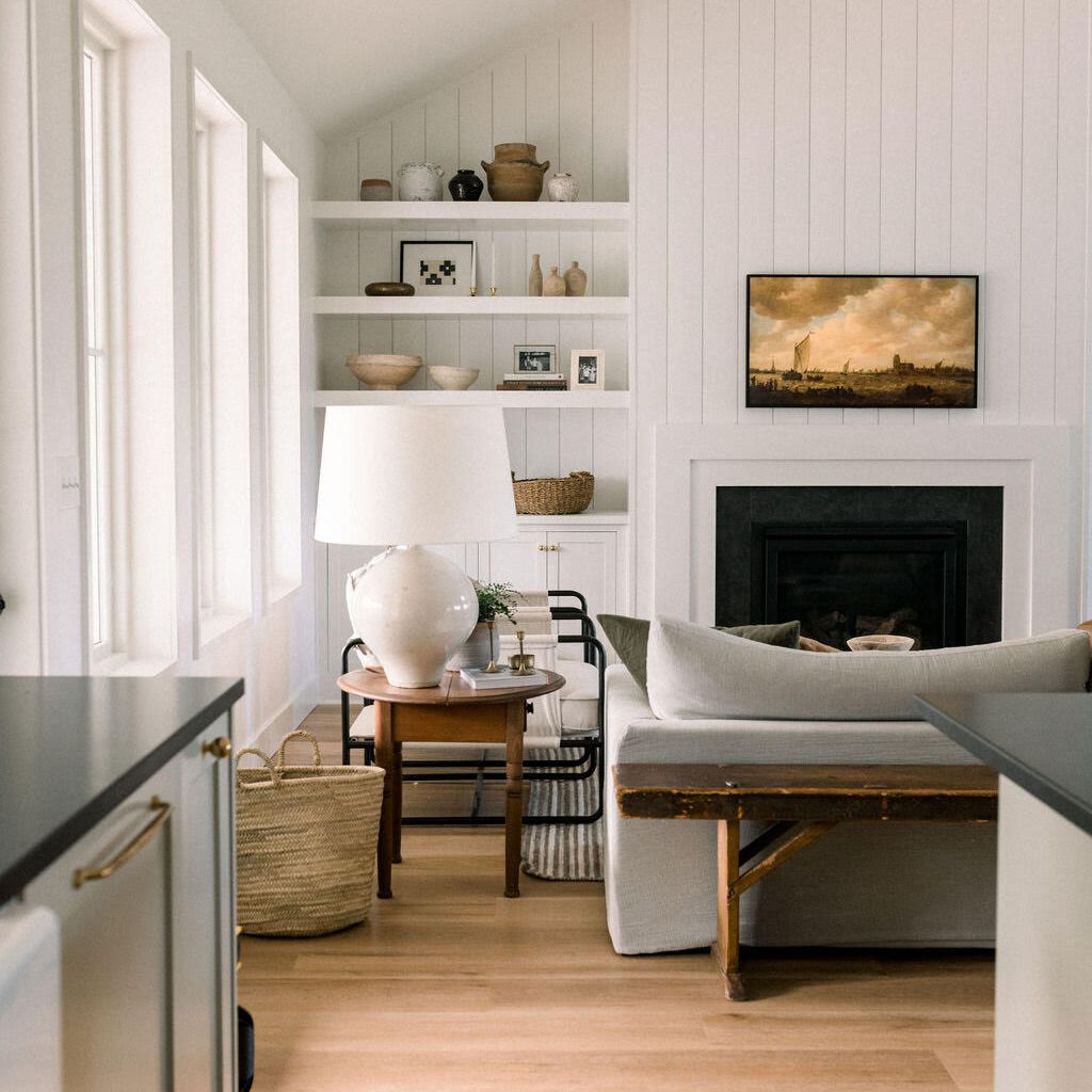 带有内置架子的客厅