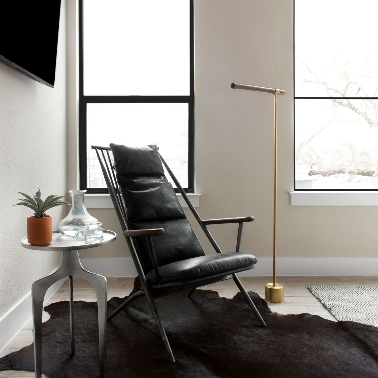 角落里装饰着光滑的工业家具和黑色牛皮地毯