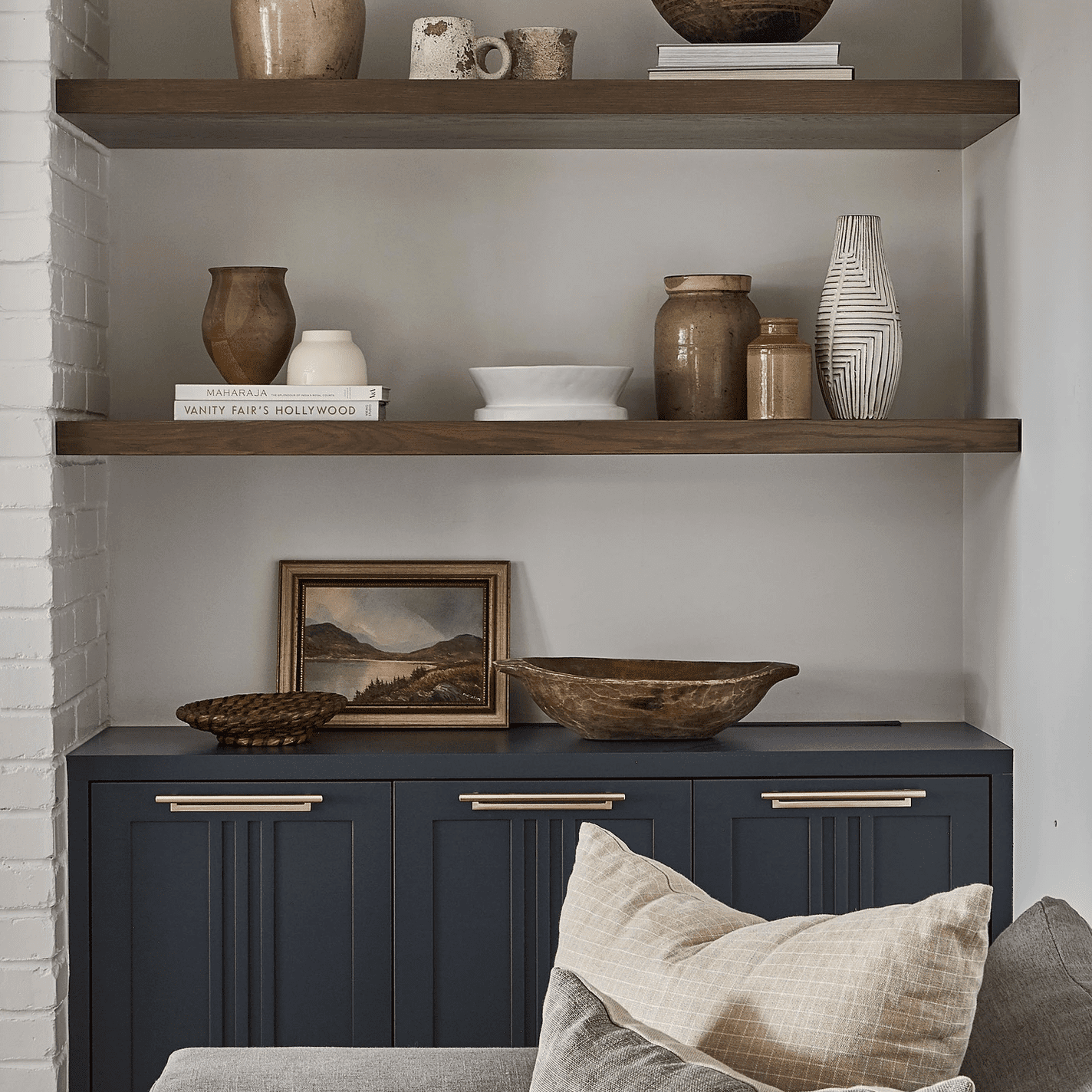 书架与葡萄酒装饰件。