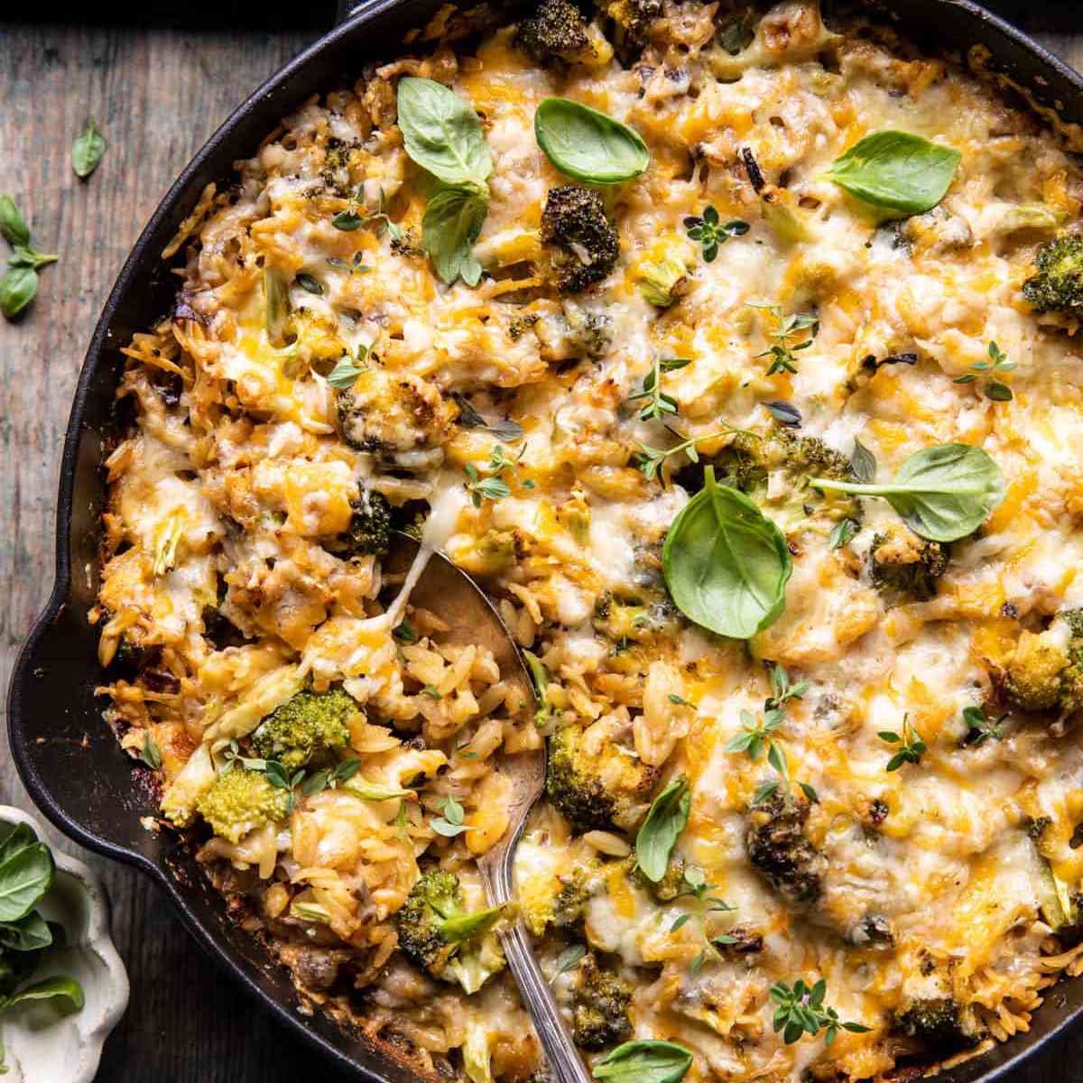 西兰花，切达干酪烤面包