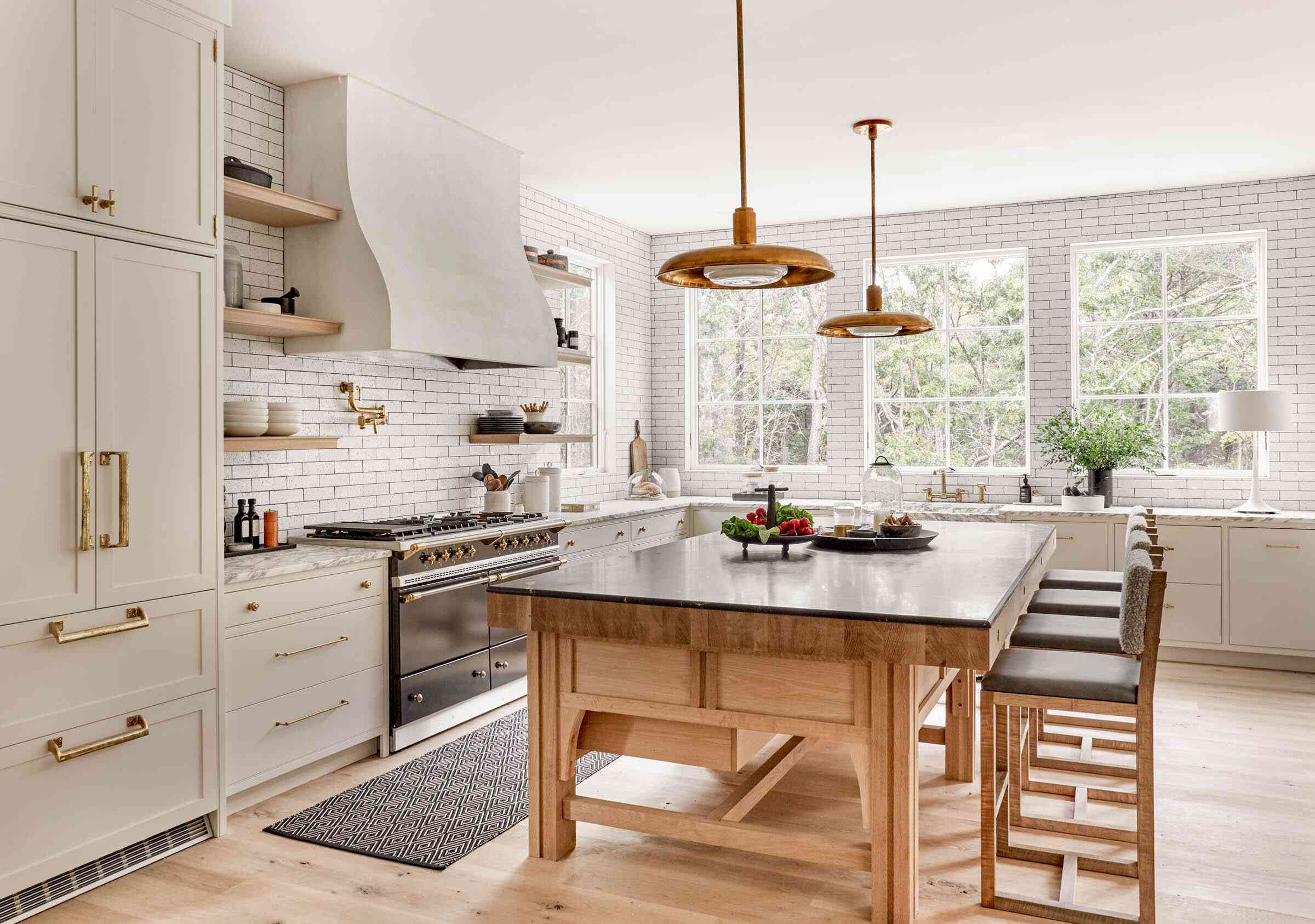 白色厨房，砖瓦墙壁