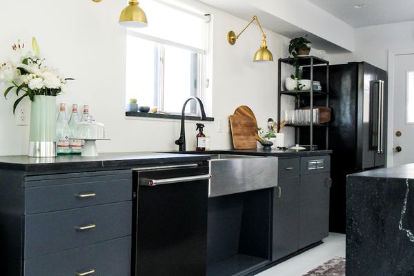 厨房里有深色的橱柜和白色的墙壁