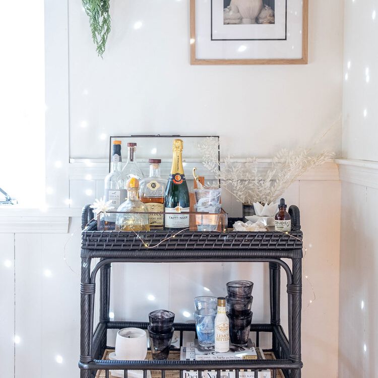 黑色酒吧手推车在明亮的角落