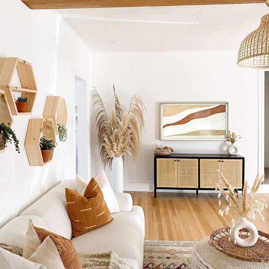 中性波西米亚风格的客厅，放着干燥的蒲苇草。