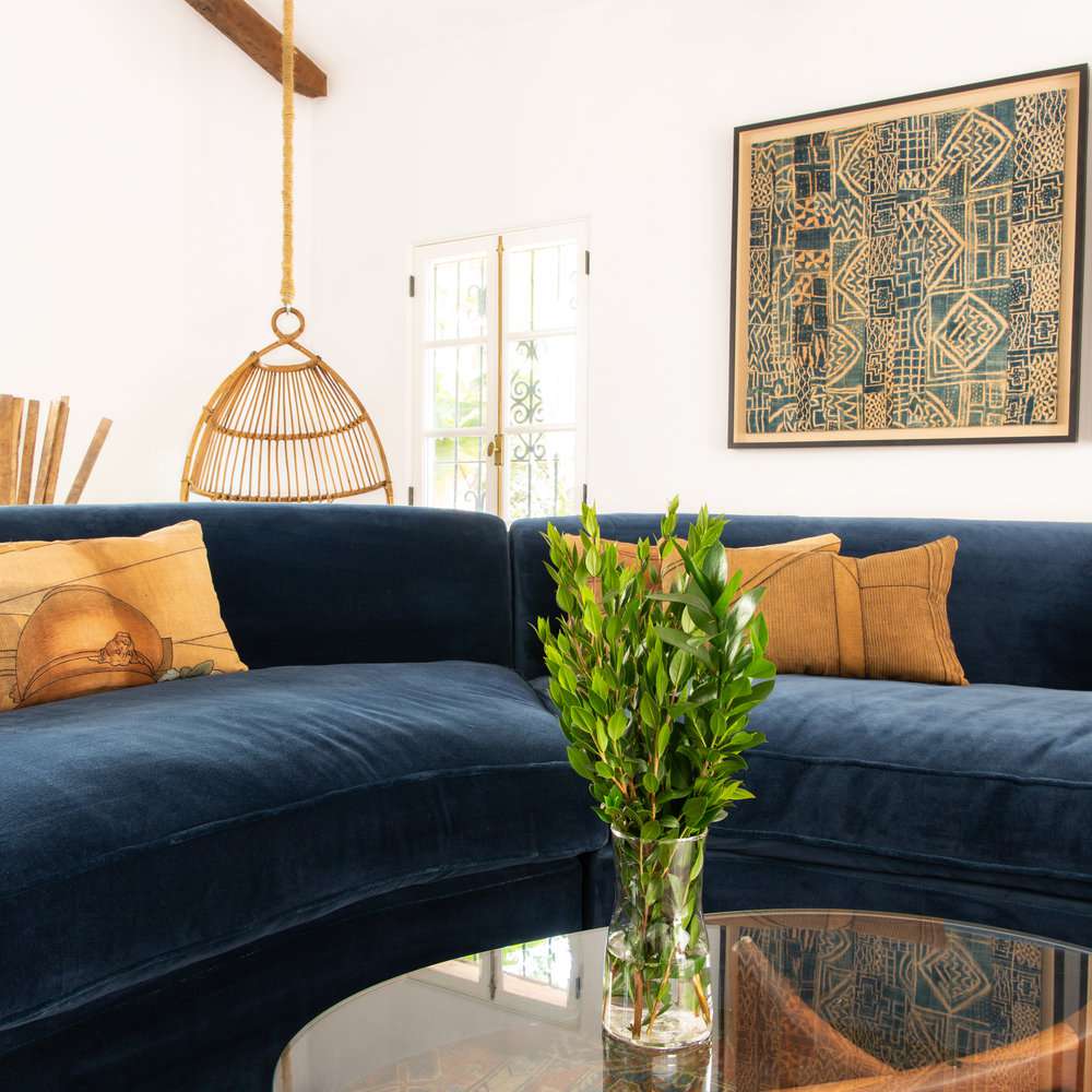 客厅沙发上的蓝色和裸露的天花板横梁