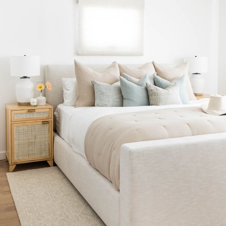 中性卧室配有亚麻寝具。