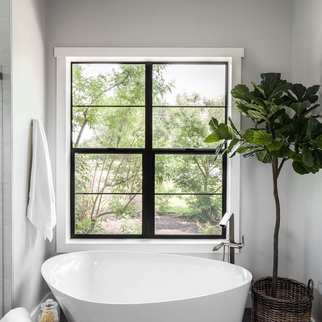 黑色和白色的浴室