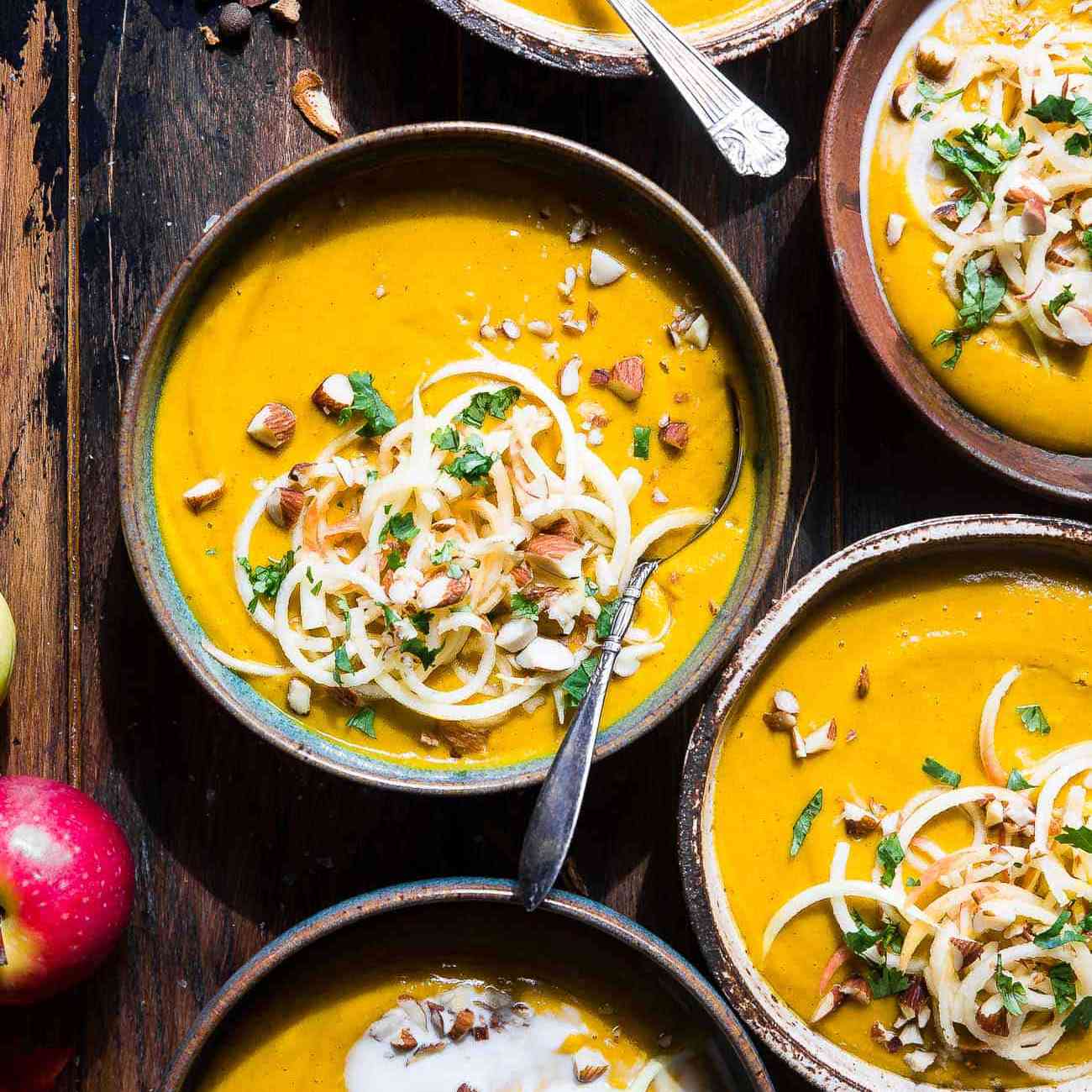 健康的素食素食柿薯汤慢炖锅