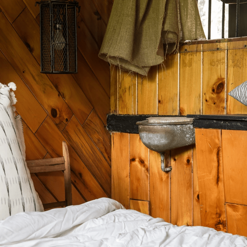 乡村卧室配有橄榄绿磨损的窗帘