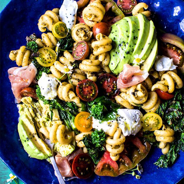 鳄梨，西红柿，香蒜沙司意大利面沙拉