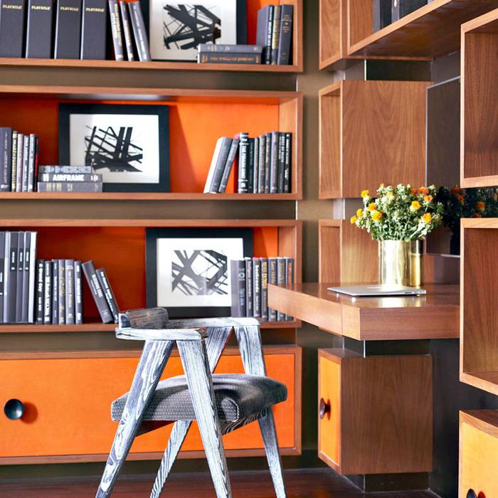 书架上摆满了图画