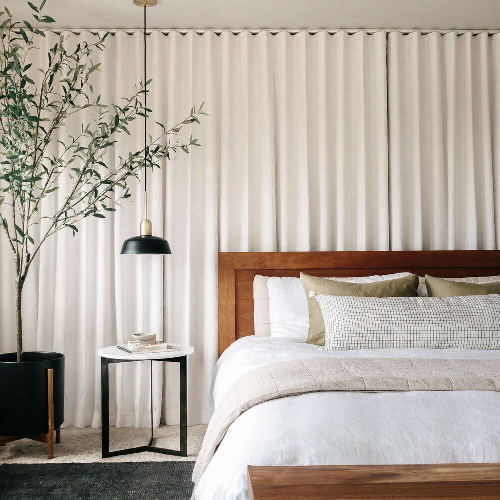 有象牙色窗帘的卧室