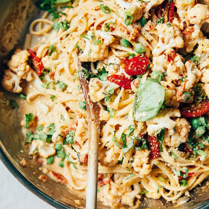 奶油意大利面花菜，大蒜和烤西红柿