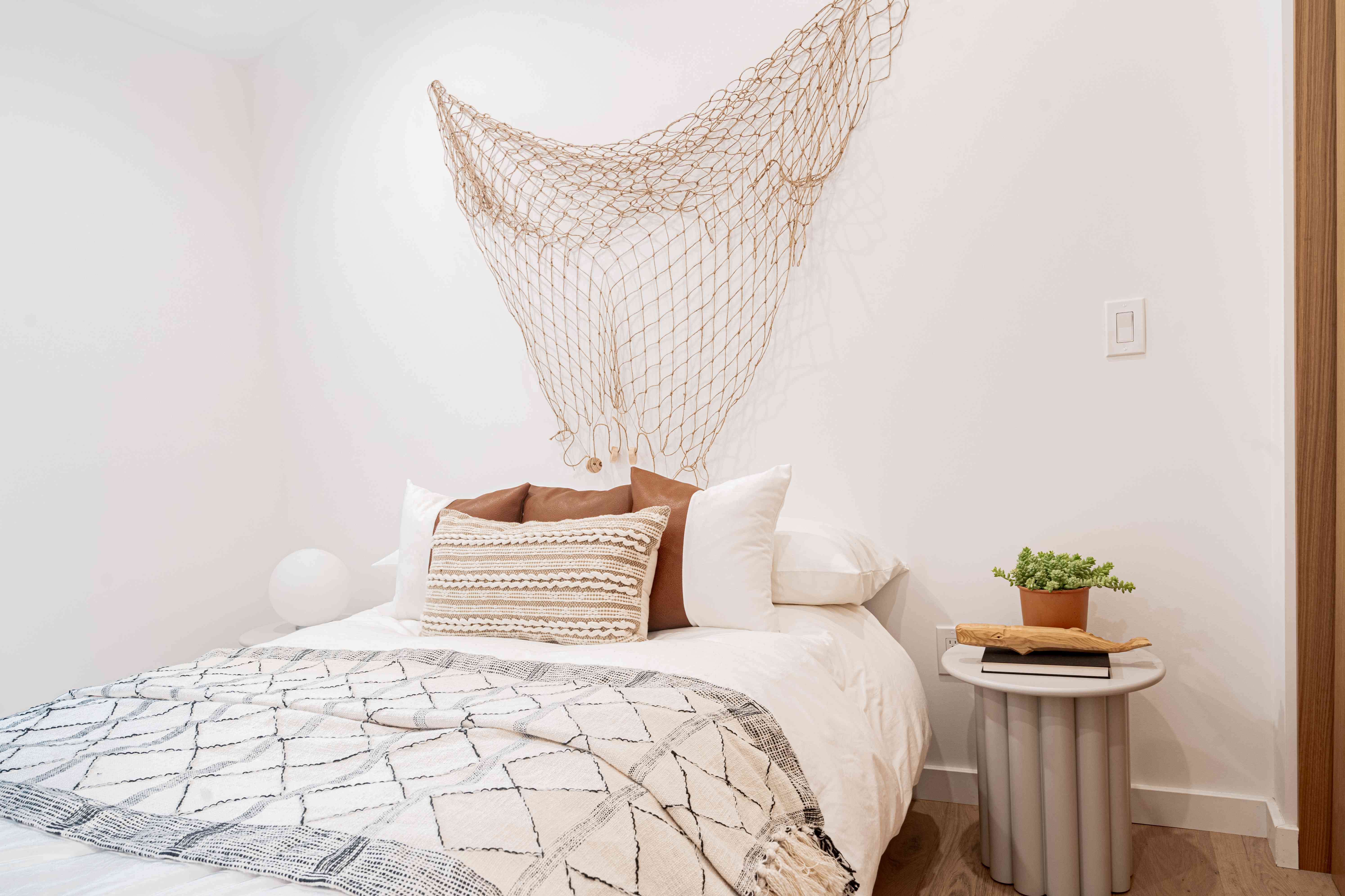 多汁的放在床头柜上