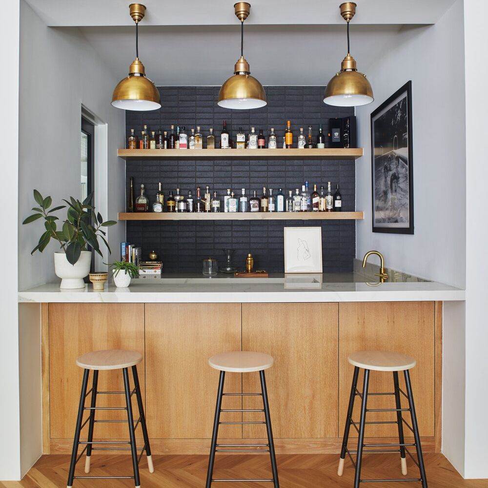 一个用硬木做成锯齿形的小厨房吧台