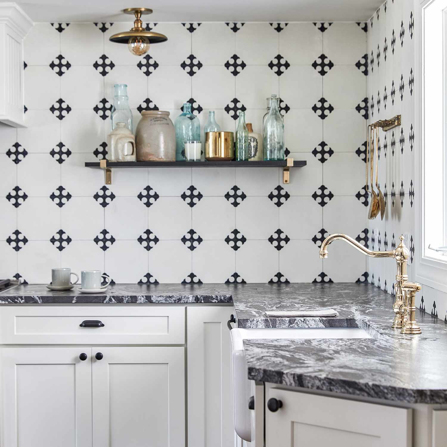 黑瓦片在白色厨房里