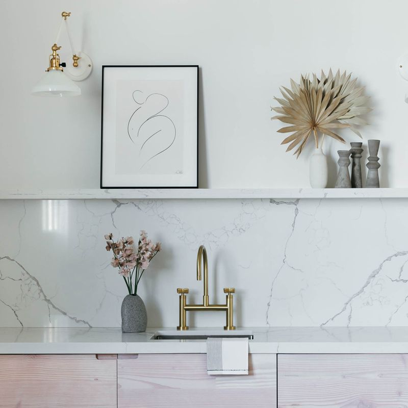 粉红色的现代厨房