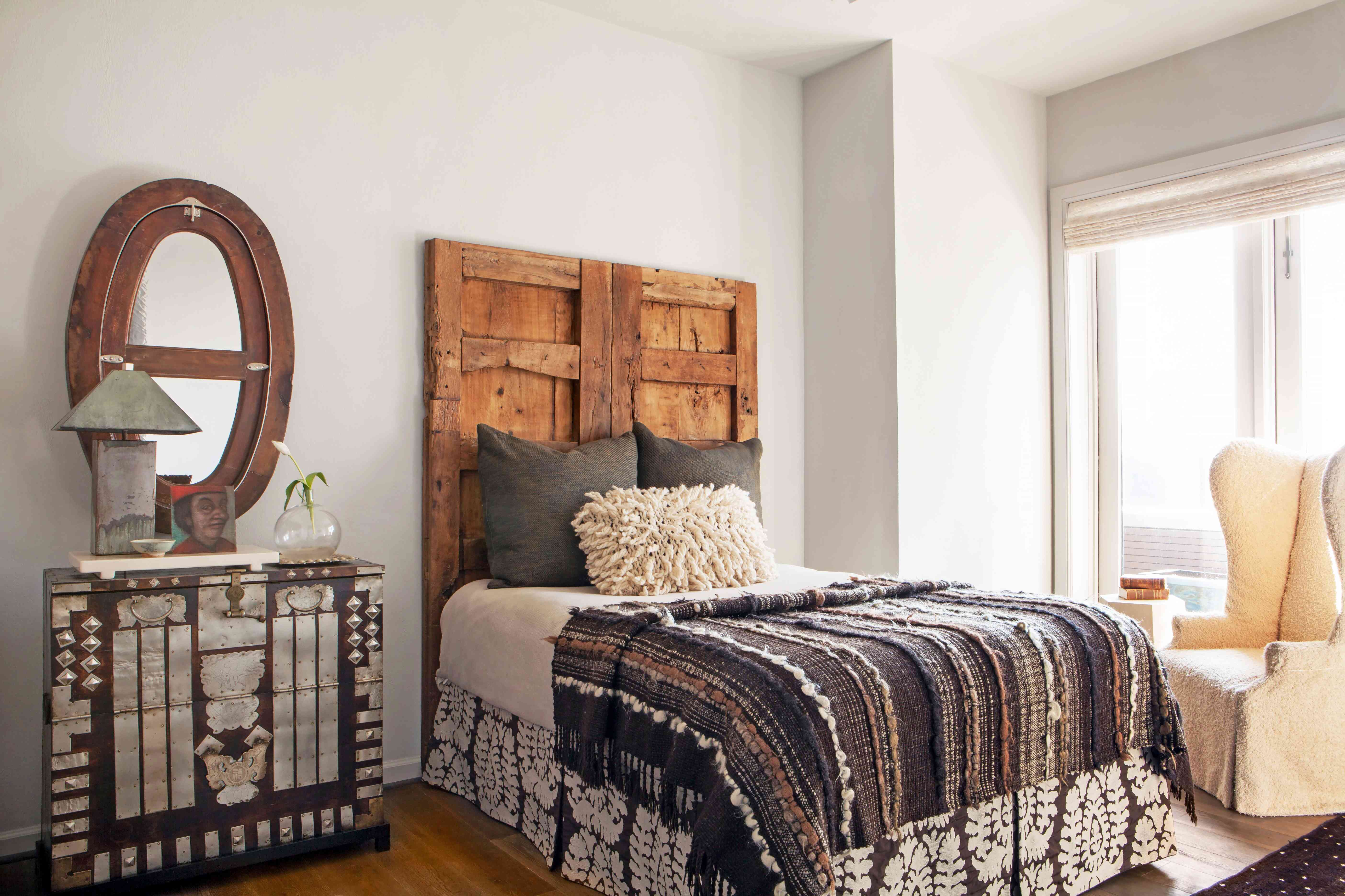 一个折衷的卧室，展示了一个理想的并置纹理。