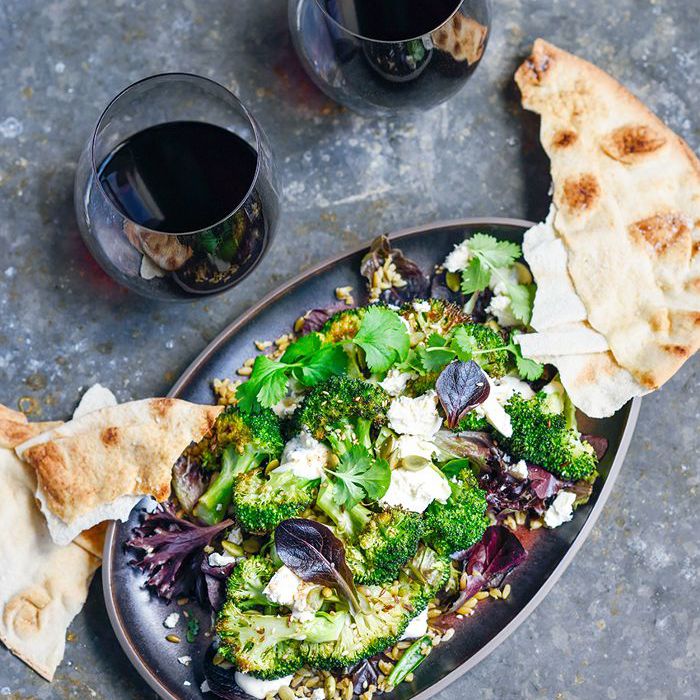 烤西兰花沙拉展示了粗糙的切菜刀切割技术