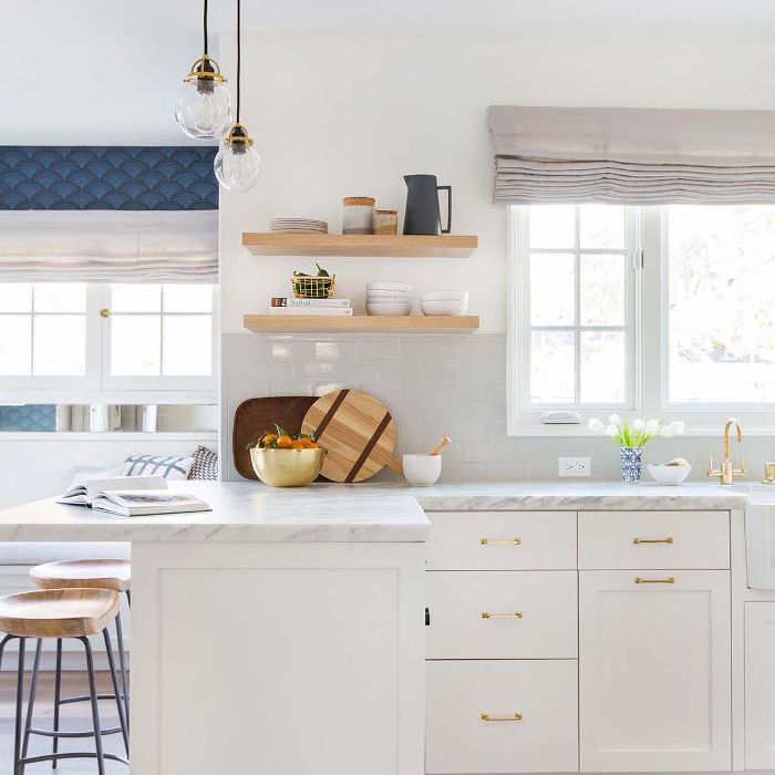 白色的厨房“class=