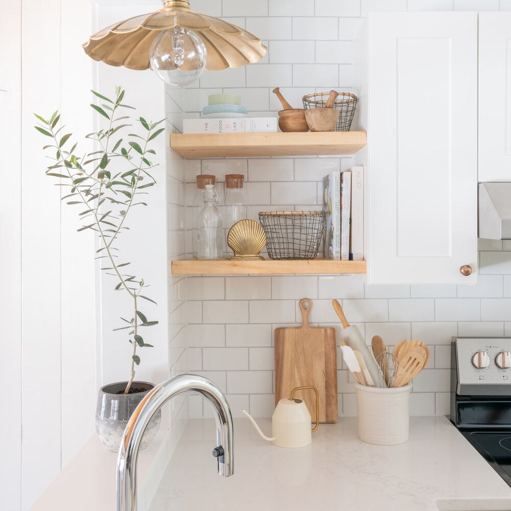 海滩厨房柜台与开放的架子。