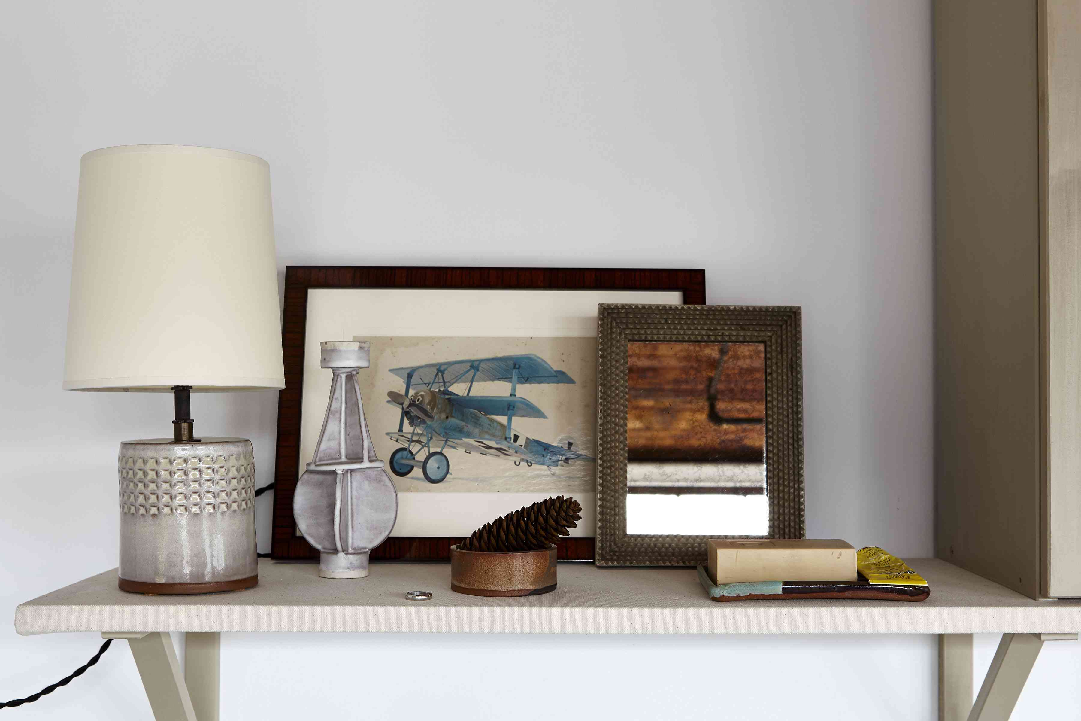 在架子上的小灯。