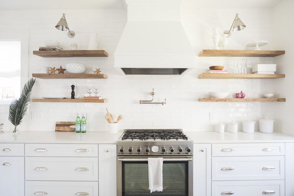 有木开放搁置的白色厨房。