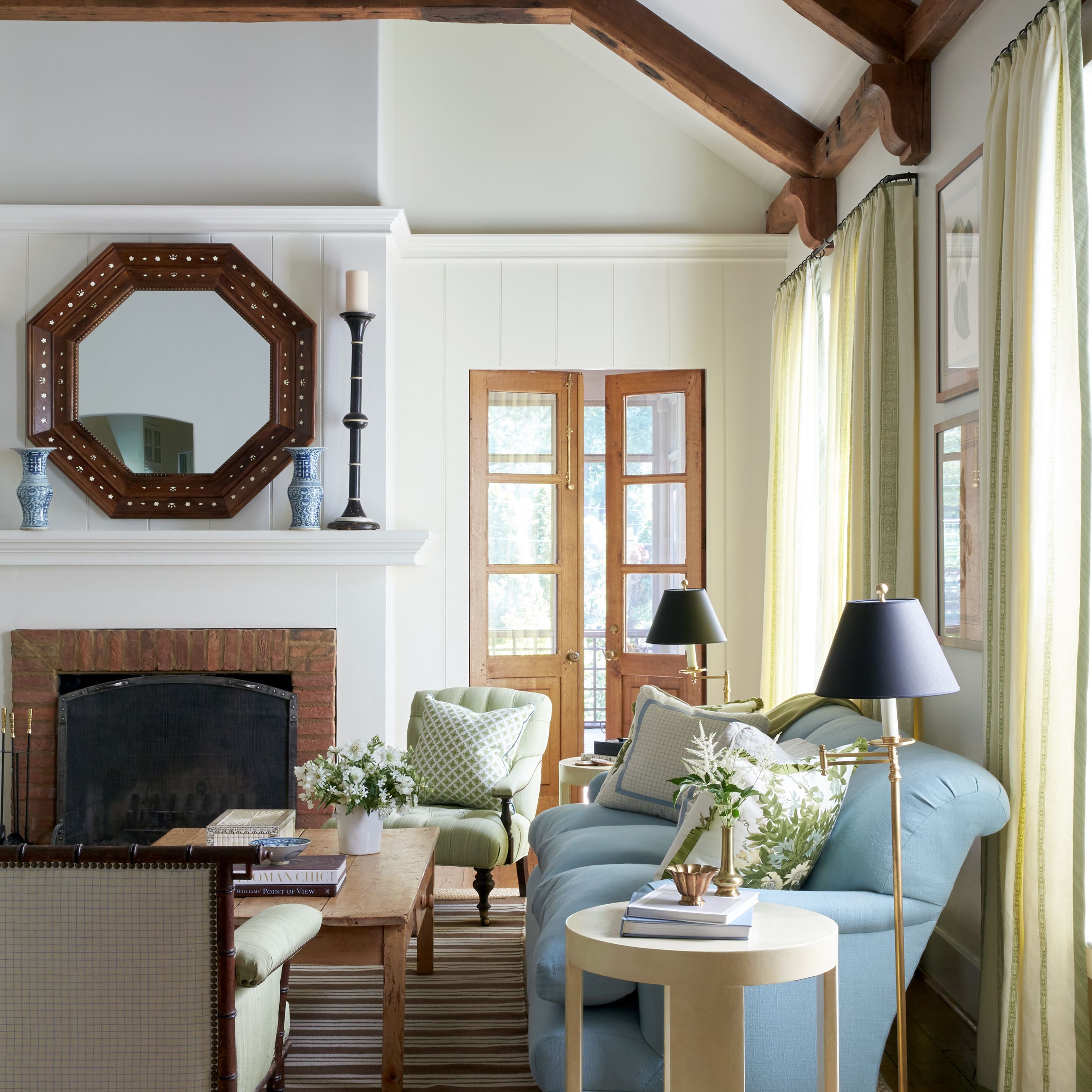 客厅与深色木质横梁天花板”class=