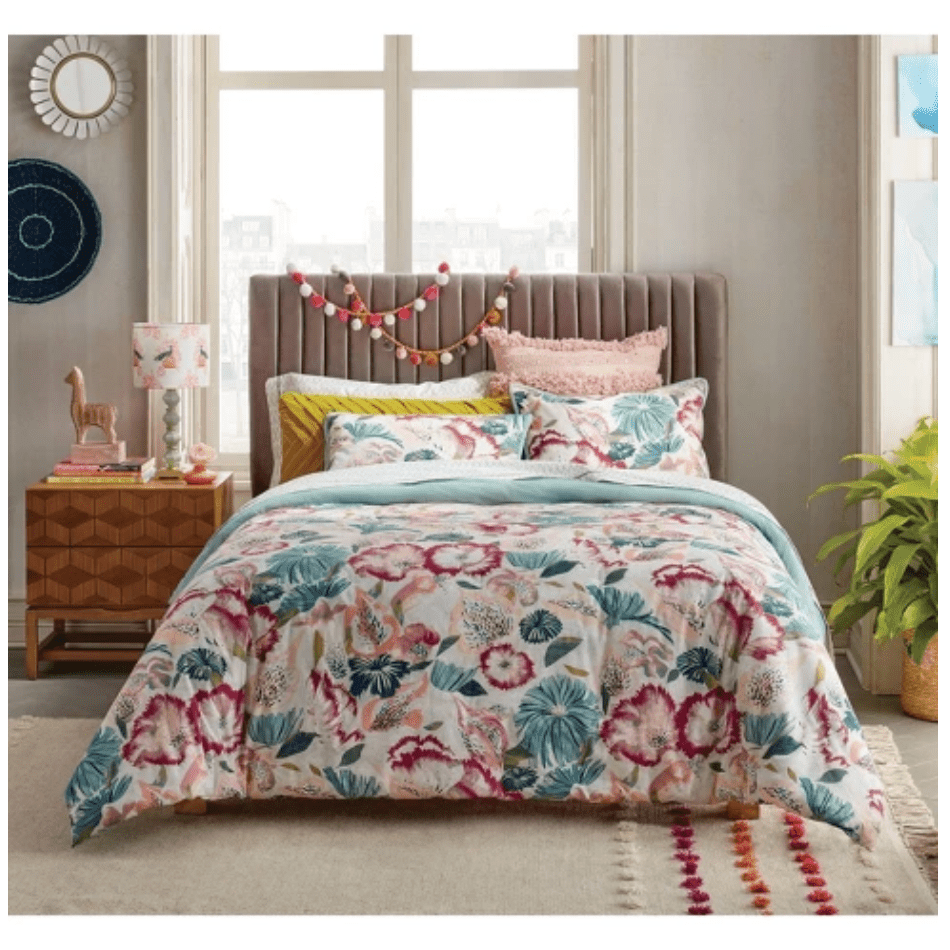 Opalhouse印花床上用品和装饰在卧室。