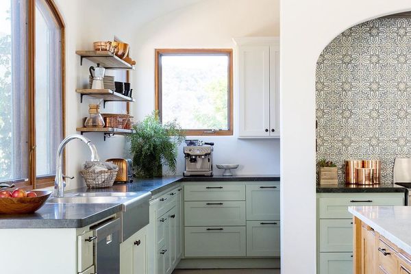 加州厨房，薄荷绿色的下层橱柜