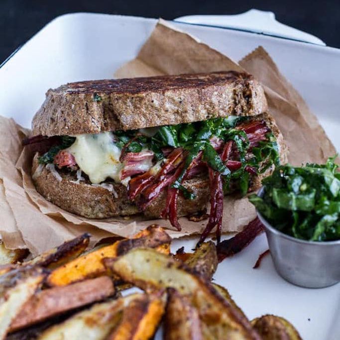 咸牛肉胸肉和爱尔兰切达干酪法国烤慢炖牛肉