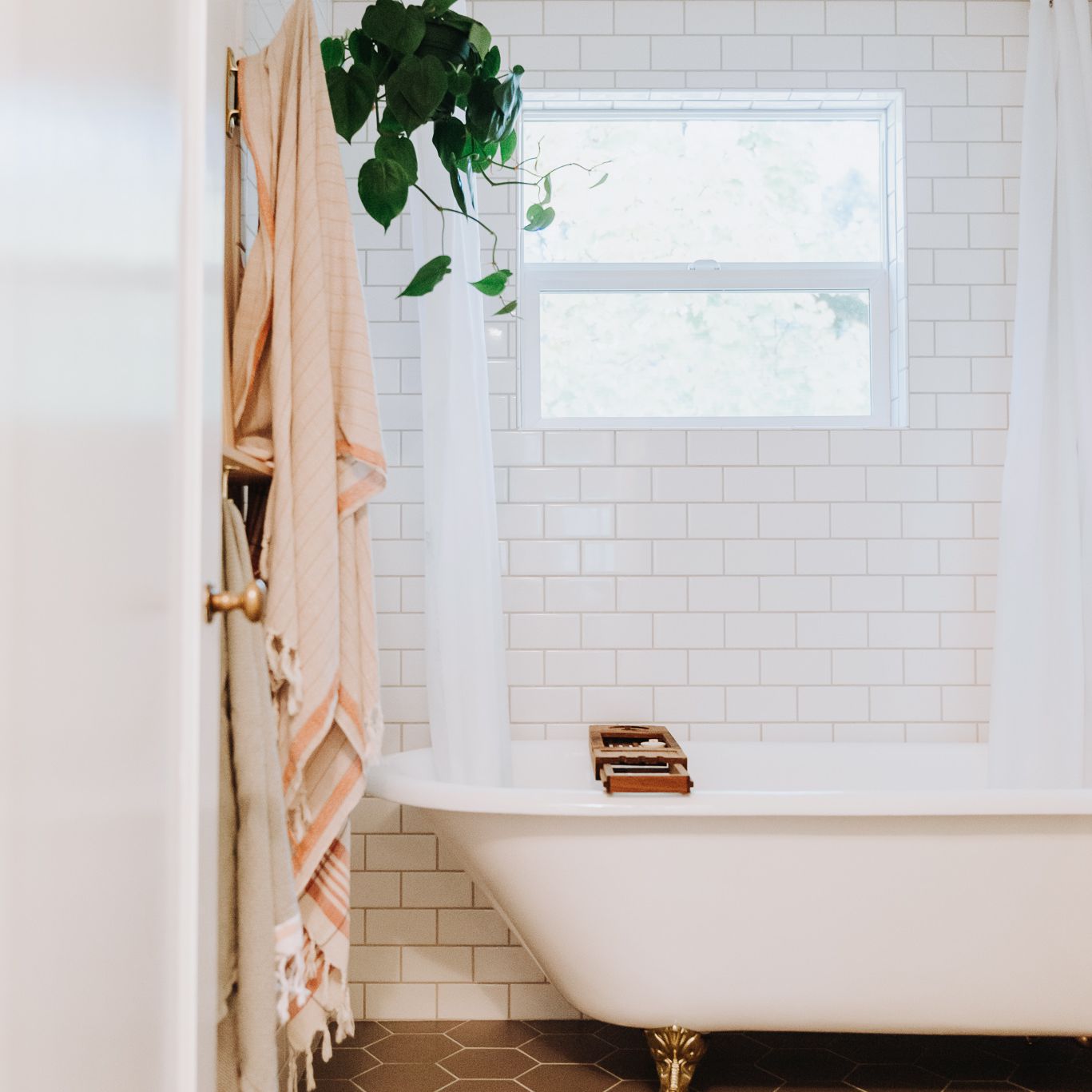 现代法国风格的浴室，爪足浴缸和植物