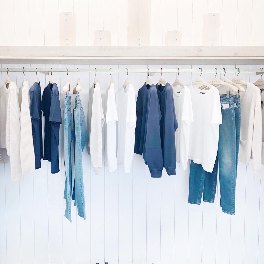 整洁的衣柜，挂衣服最小。