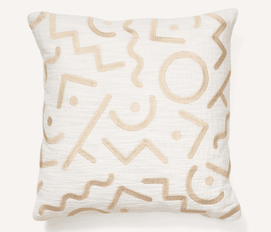 一个印刷象牙扔枕套，目前在Burrow出售