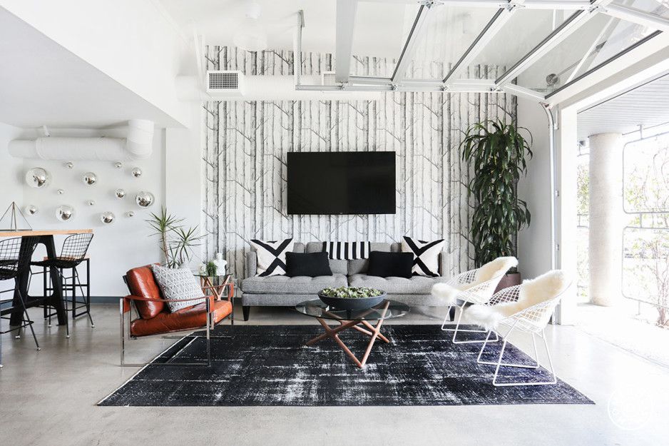 白色客厅与墙纸的口音墙。