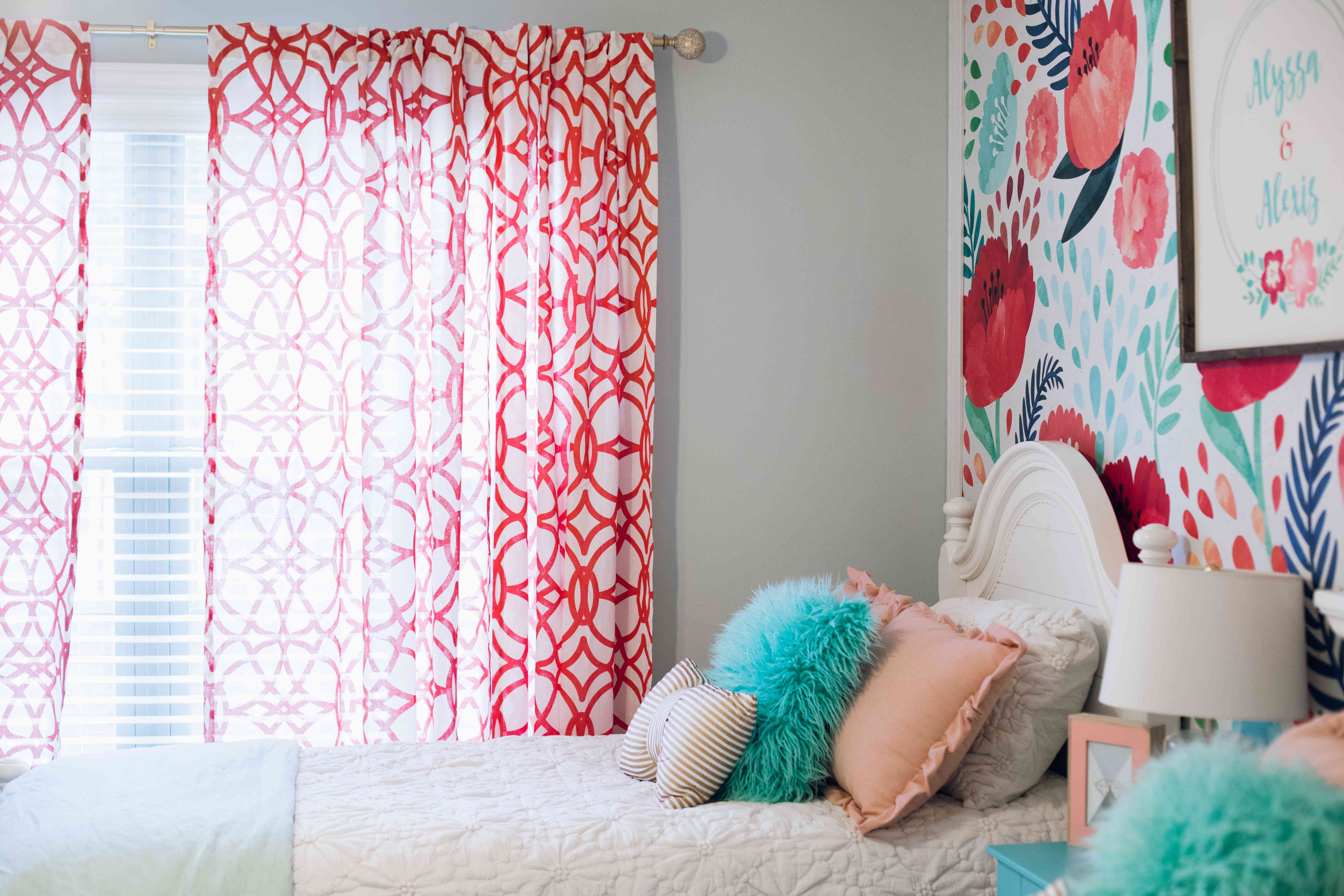 收起床和红窗帘。