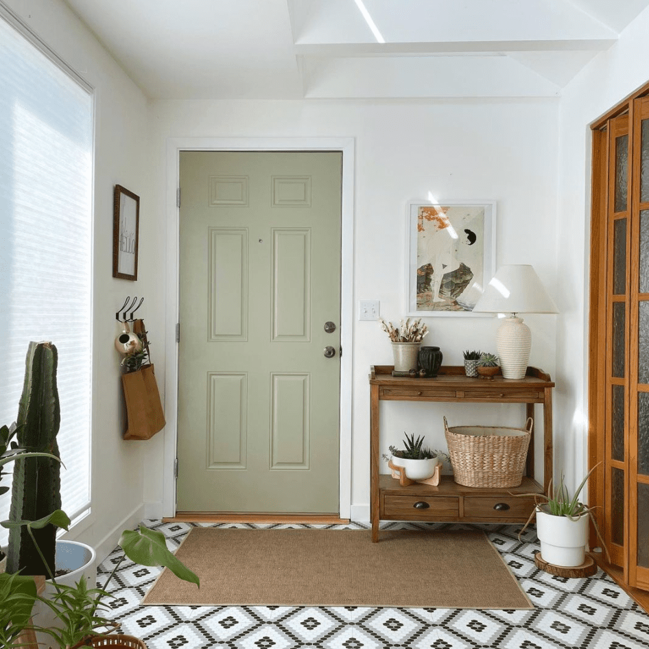 鼠尾草绿色门旁边的自然木装饰。