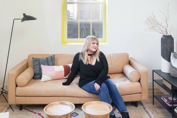 Shannon Claire史密斯在沙发上。