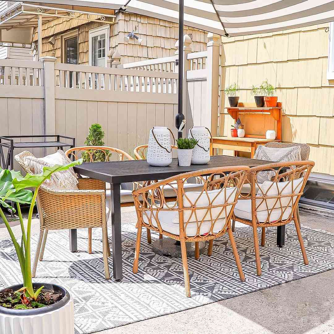 有桌子和椅子的露台