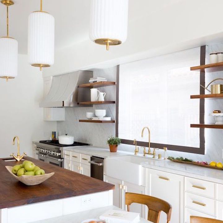 白色厨房和配件。