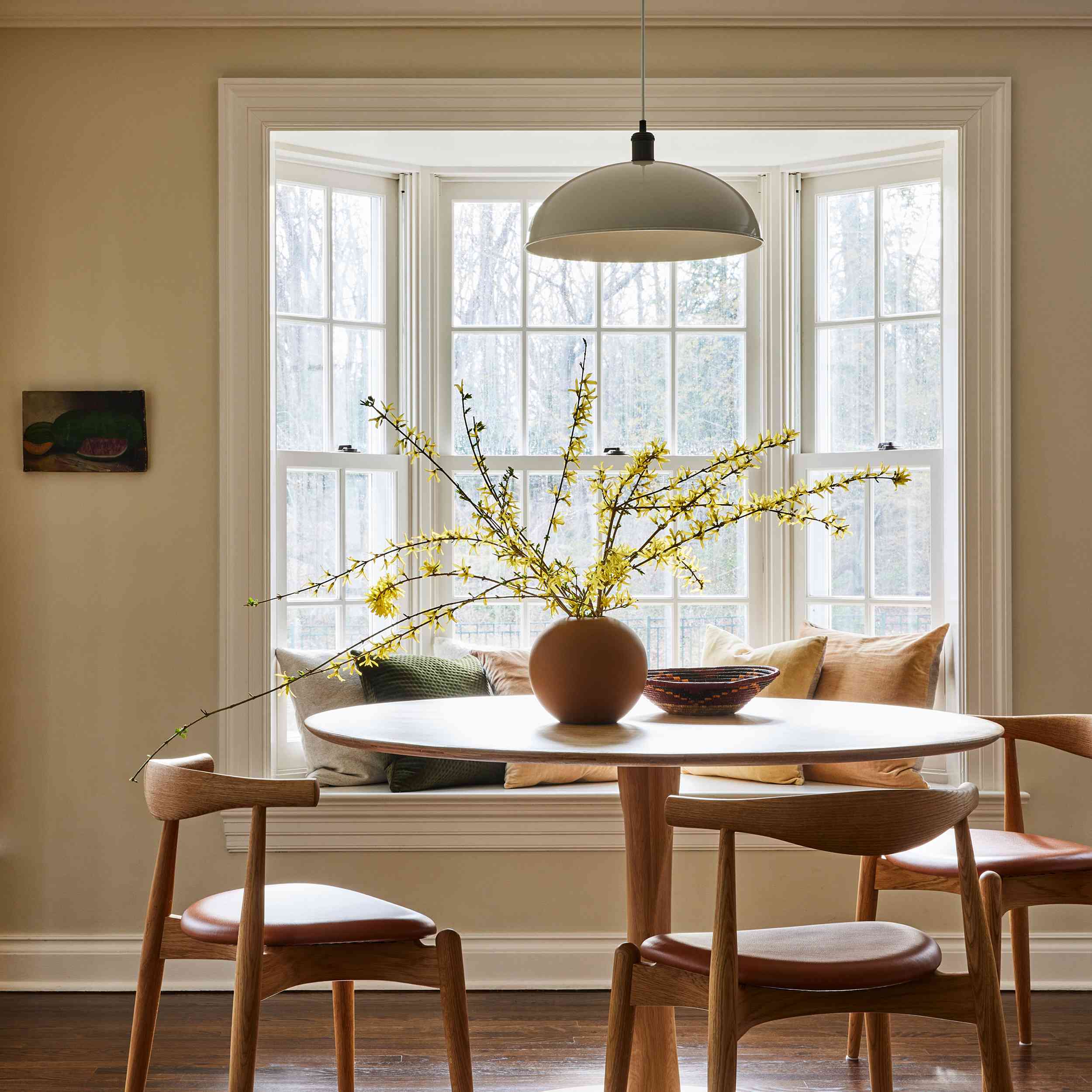 康涅狄格州农舍家庭旅游 - 早餐区设有内置窗户座椅