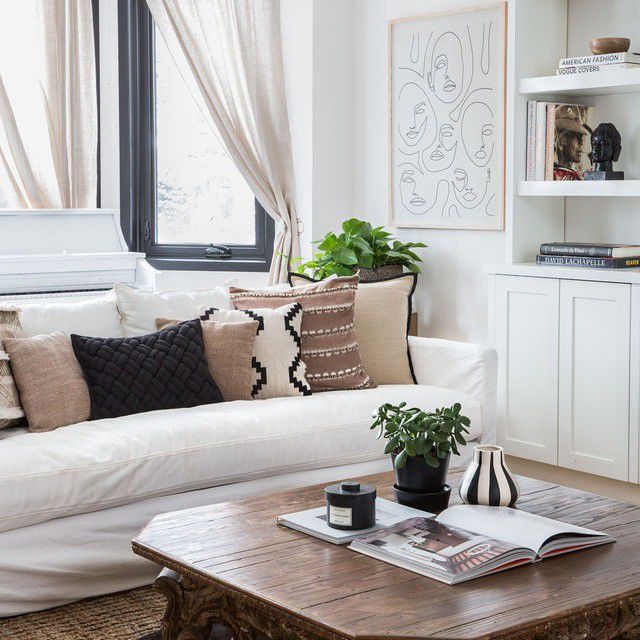 客厅里挂着柔软飘逸的窗帘