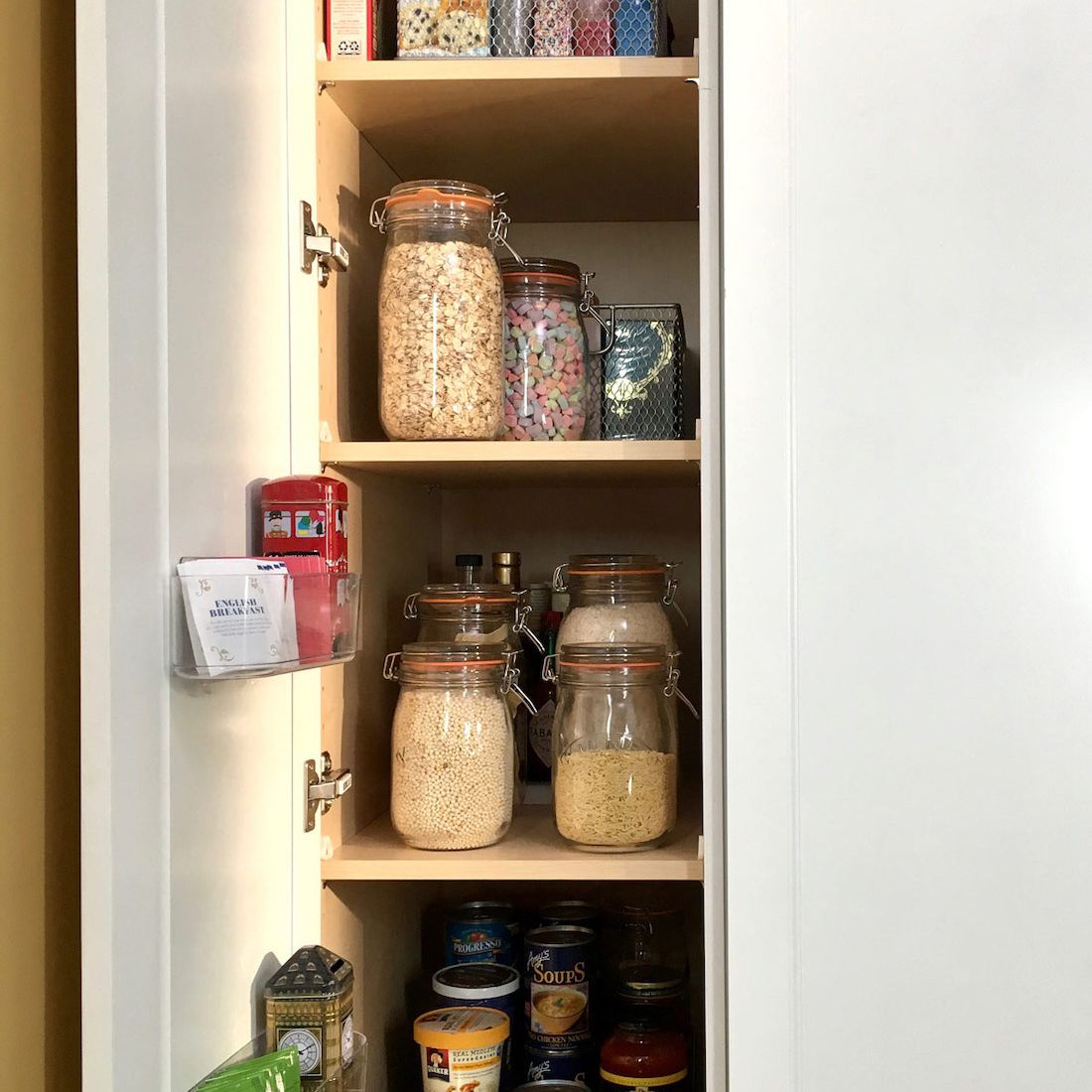 门上有架子的橱柜