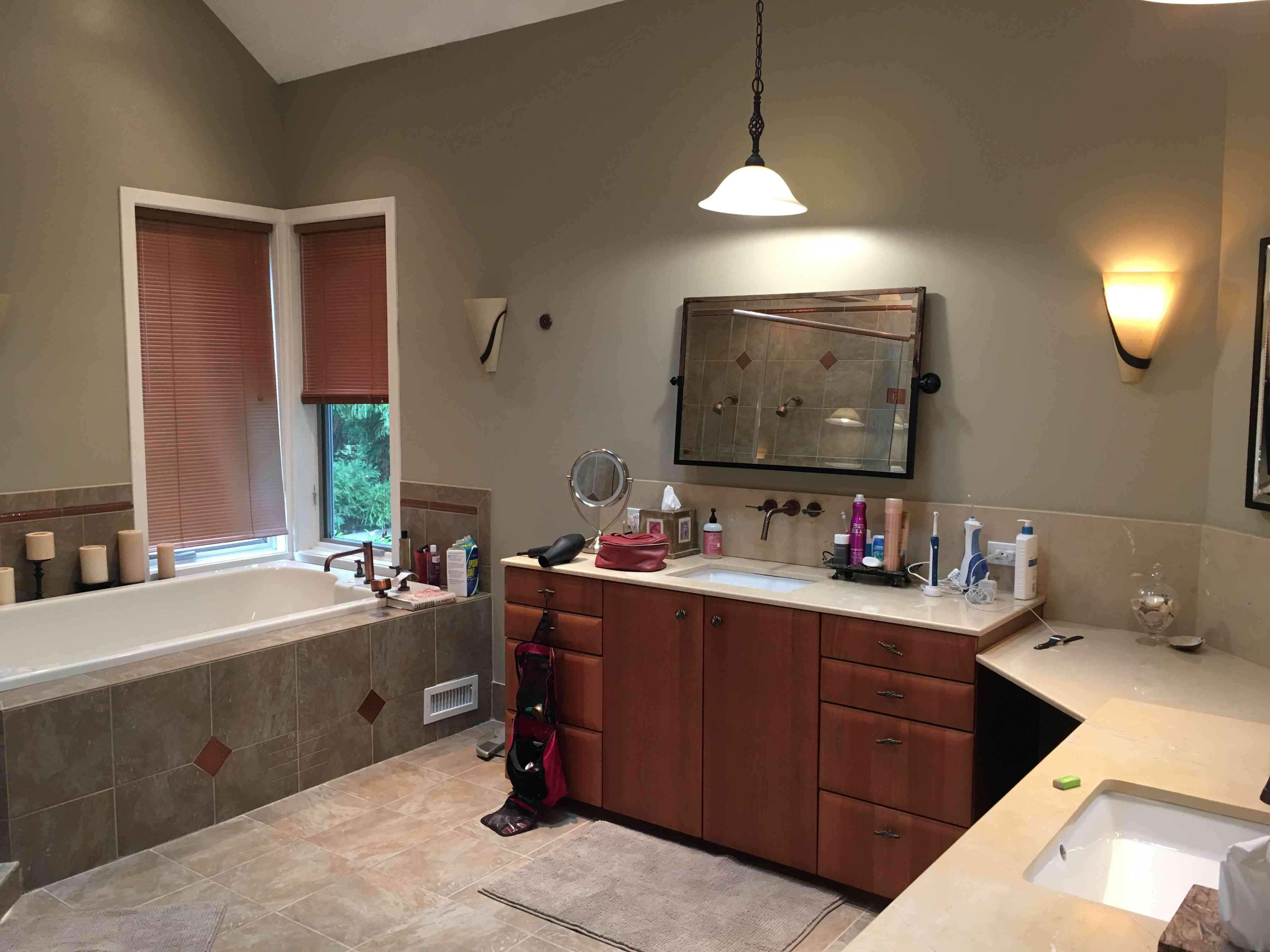 带黑色墙壁颜色和过时瓷砖的大型初级浴室。